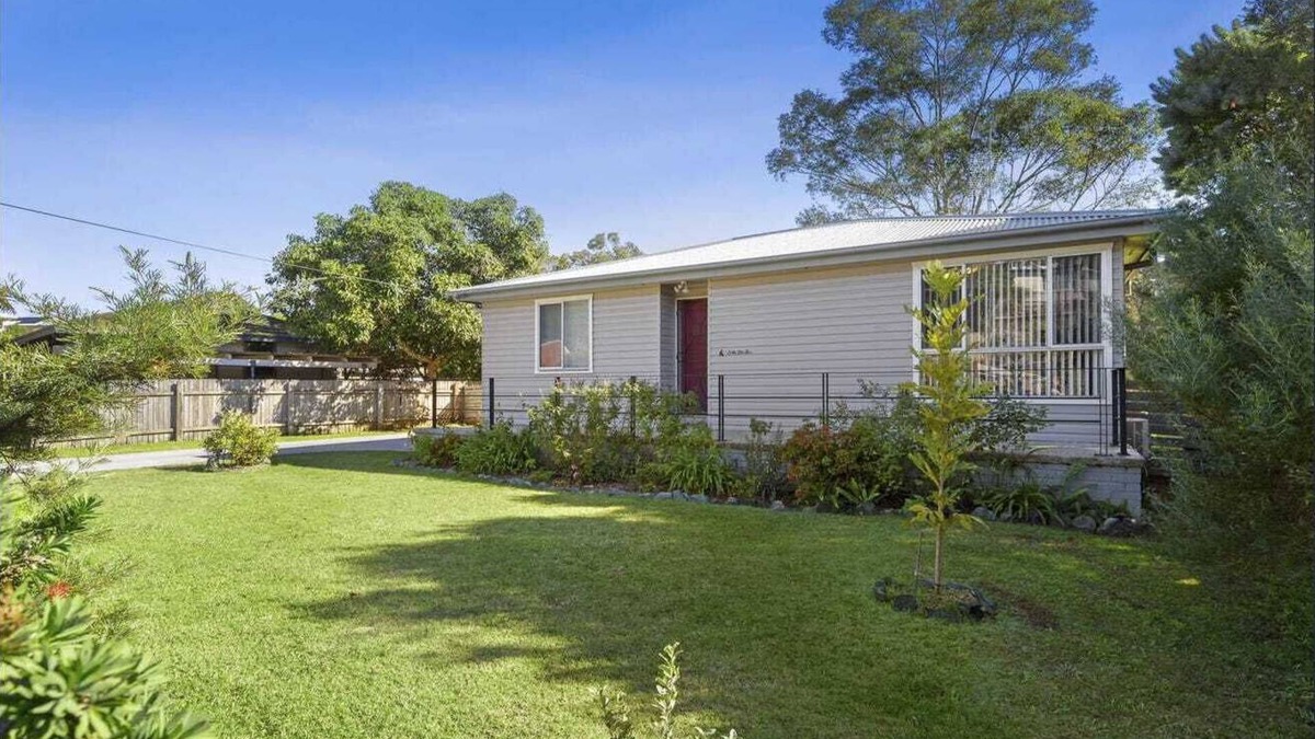 Catalina House | Cute Coastal Cottage with golf views, walking distance to town or beach