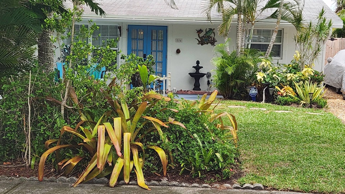 Stuart Cottage | Cute coastal cottage close to beach and downtown nightlife.