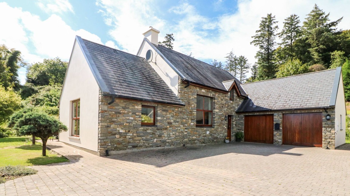 Castletownsend House | CUTE COASTAL VILLAGE RETREAT in Castletownshend, County Cork