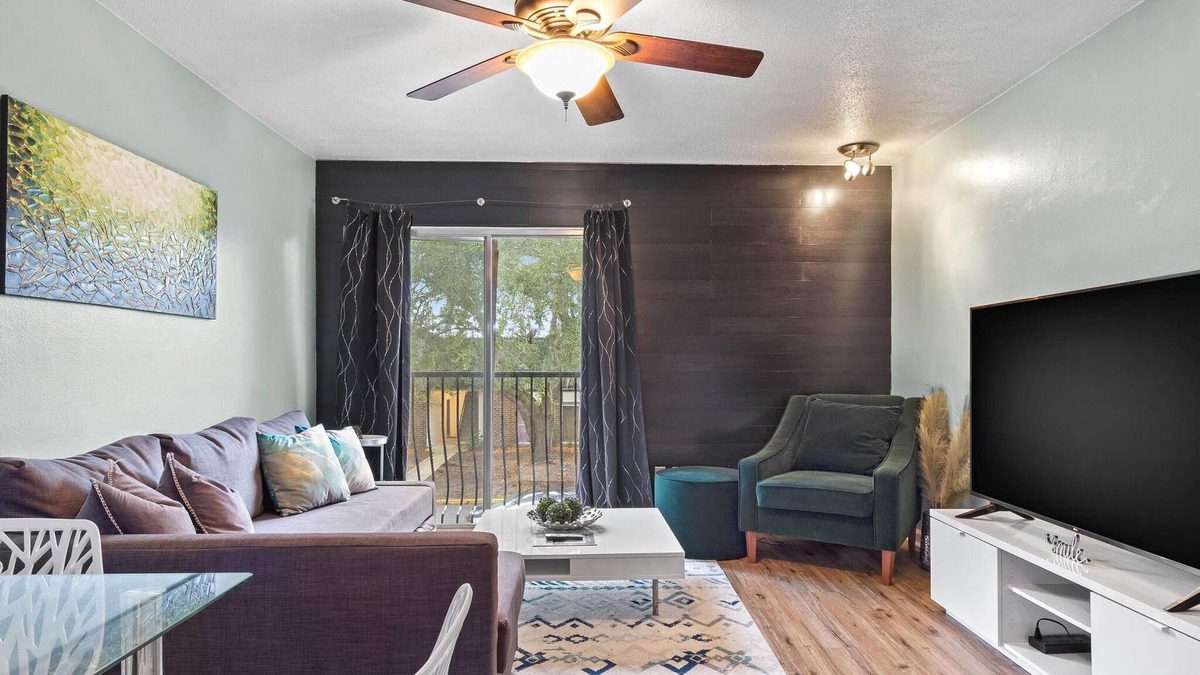 Gainesville Condo | Cute Condo Close to Campus - Walk to Shands/Pool!