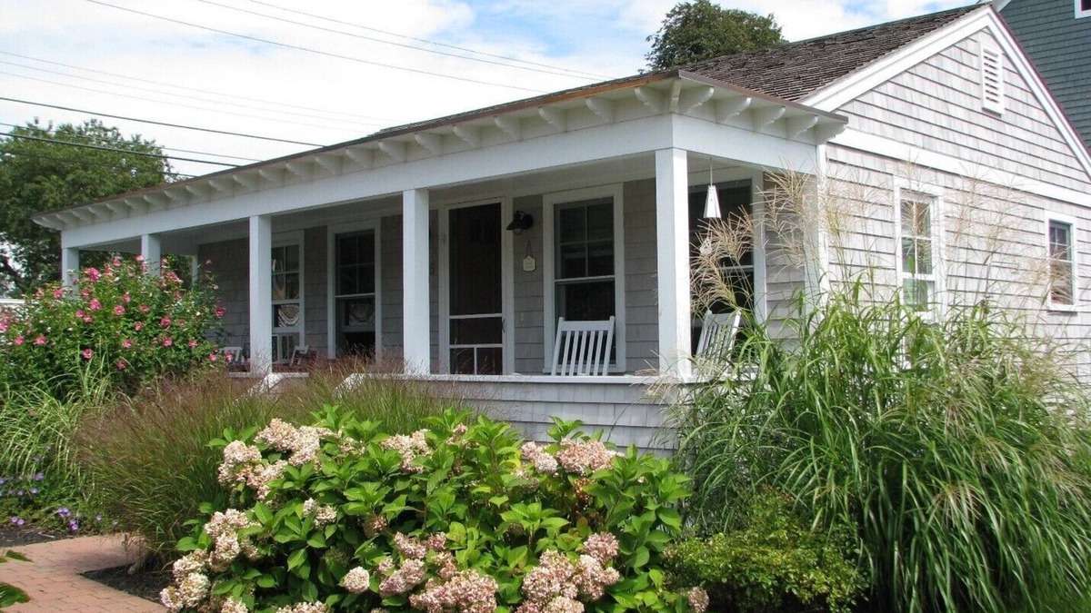 Newport East Cottage | Cute cottage located between First and Second Beaches.