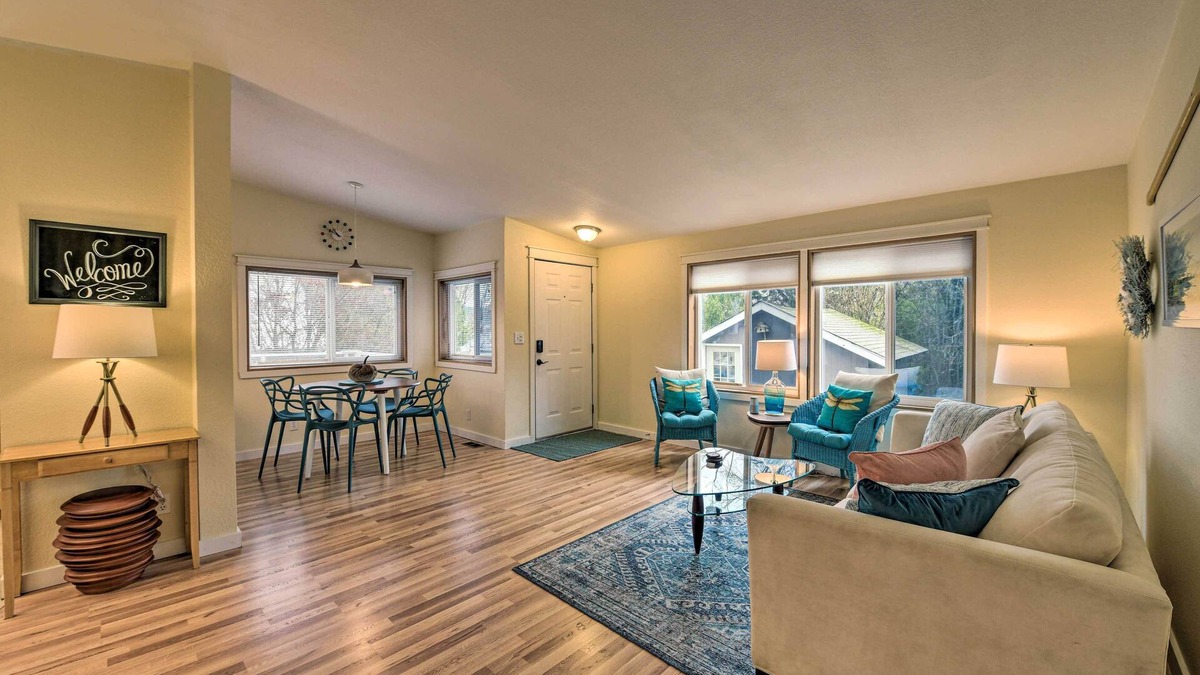 Poulsbo Cottage | Cute Cottage w/Deck Walk 115 Ft to Brewery & Cafe
