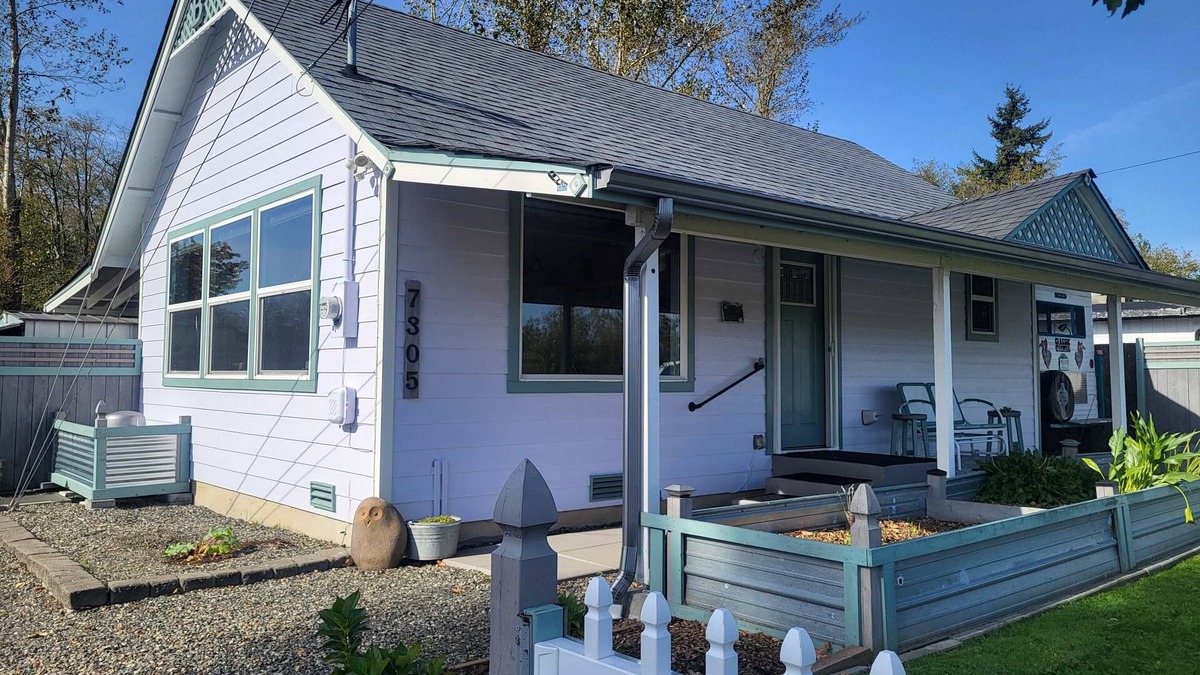 Birch Bay Apartment | Cute Cottage with fully fenced yard