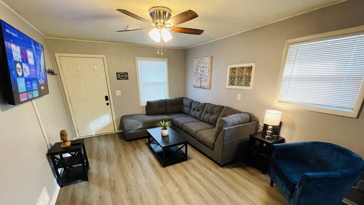 Independence Apartment | Cute & Cozy 1- Large TV, Large Couch, Comfy Beds