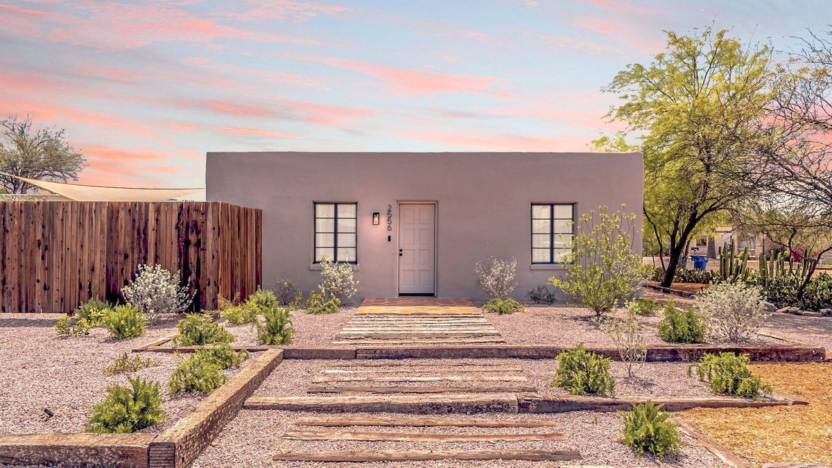 Blenman-Elm House | Cute & Cozy 2BR/1BA Adobe w Firepit Near UA & UMC - Low Summer Rates! 🏡🌵🌞