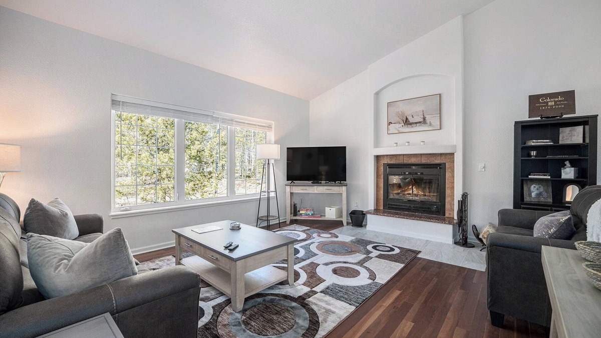 Black Hawk House | Cute & Cozy 3 Bedroom Home w/Hot Tub and complimentary Gift Basket