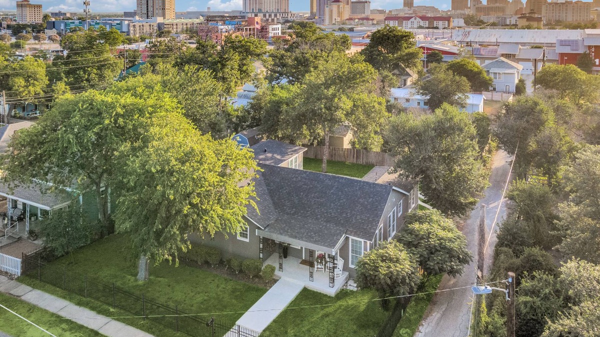 Near East Side House | Cute & Cozy 4BR home in Historic Downtown SA