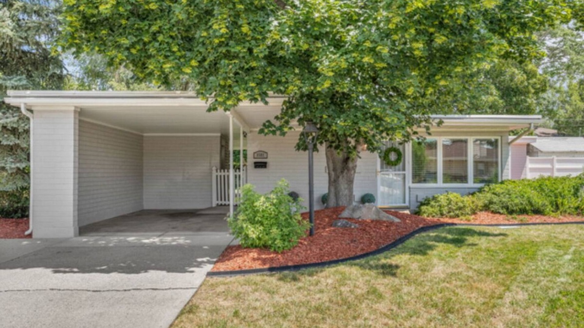 Sandy House | Cute, Cozy Home Minutes from Skiing & Hiking