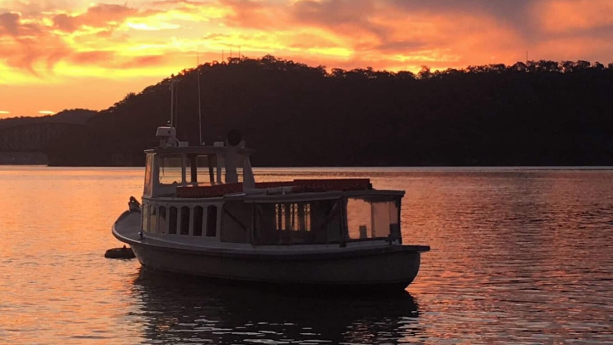 Little Wobby House | Cute Hawkesbury River shack w/jetty, kayaks, bush & artist studio. Dogs ok.