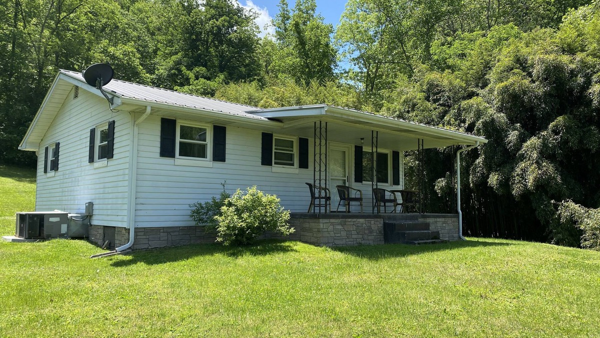Cosby House | Cute house convenient to Gatlinburg, Pigeon Forge, and hiking in the smokies.
