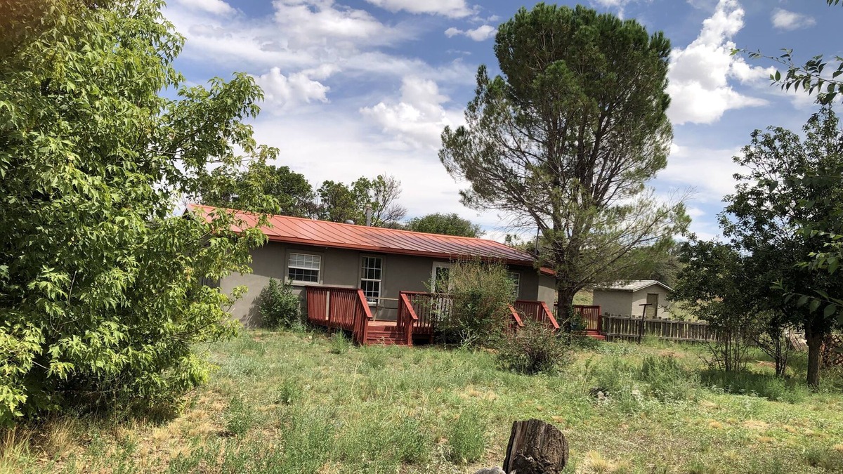 Tyrone House | Cute house in Quiet Neighborhood! Lots of outdoor space!