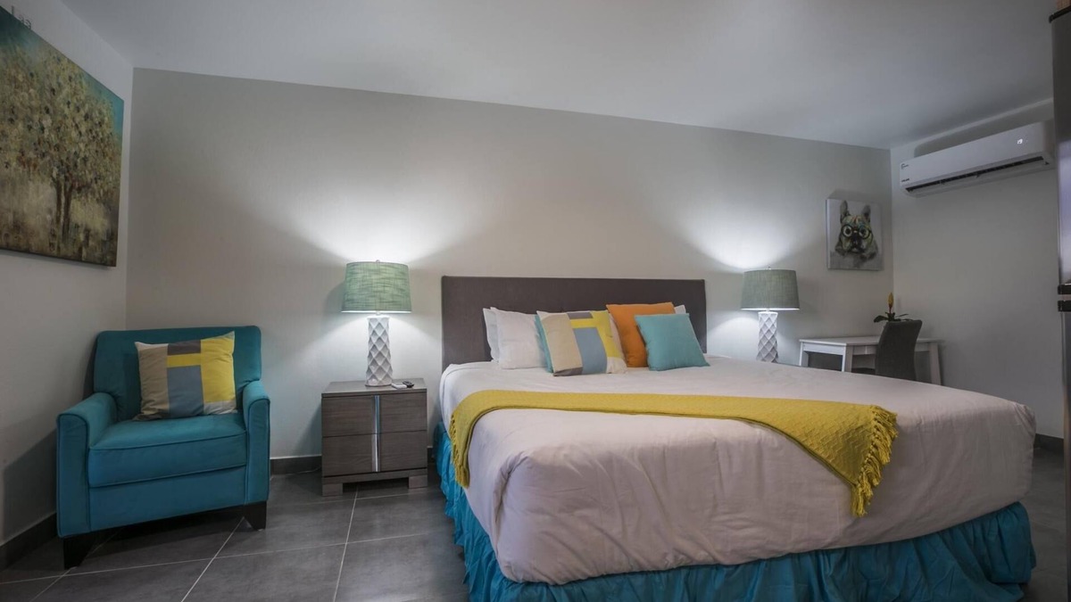 Kamay Apartment | Cute King Bed Studio - Minutes from Beach w/Pool