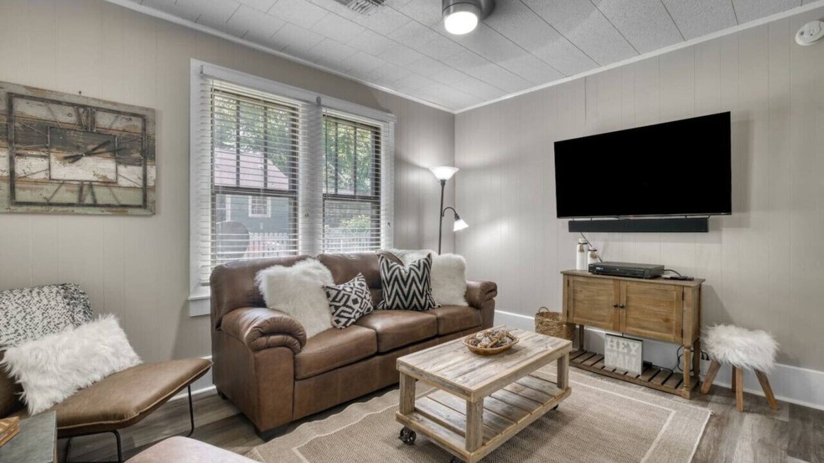 Brenham House | Cute & KOZE cottage, walking distance to downtown Brenham!