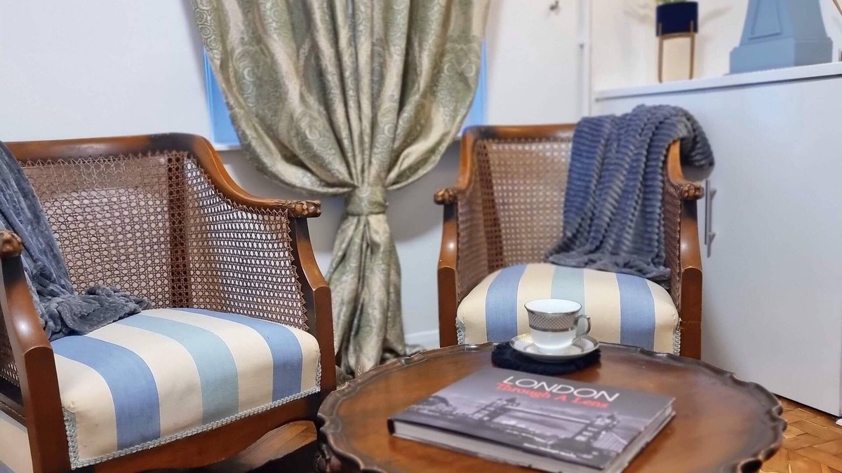 Runnymede Cottage | Cute Lion Cottage in Egham -Heathrow- 6 Guests