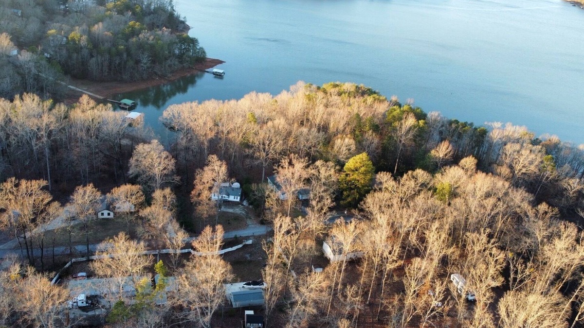 Townville House | Cute little Lake getaway with a dock! Perfect for fishing tournaments!