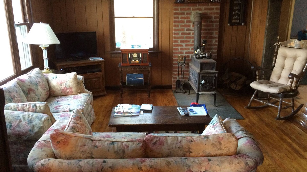 Jewett House | Cute Mountain Top Cape Cod on 1.3 acres, Central Air Conditioning and Oil Heat !