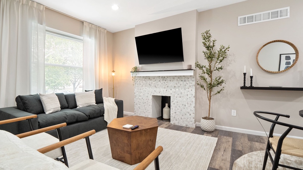 St. Louis Apartment | Cute Newly Renovated/King Beds/WashU & Clayton