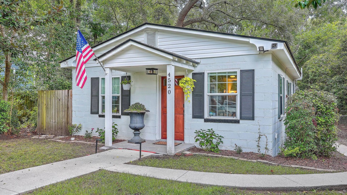 North Charleston House | Cute Park Circle Cottage - Near Cafés, Breweries & Downtown Charleston w/HOTTUB