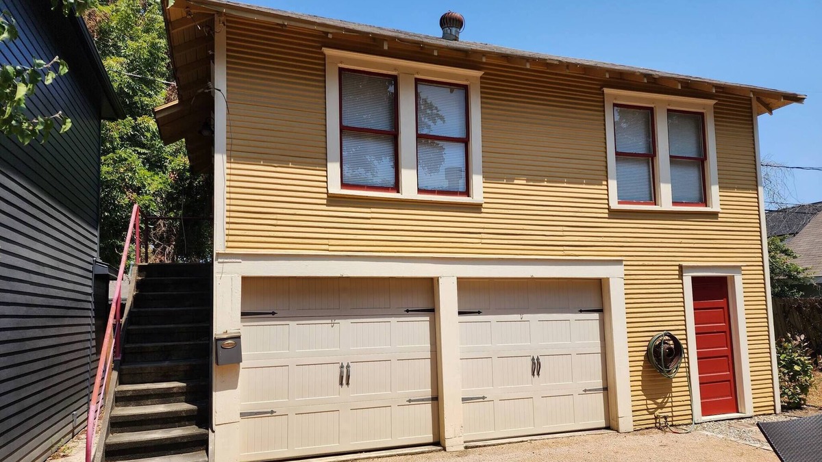 Greater Heights Apartment | Cute & Quiet Garage Apt Home