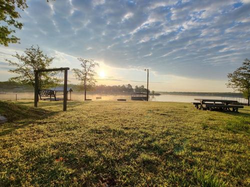 Shawnee House | Cute Shawnee Twin Lakes home sleeps 10&has it all!