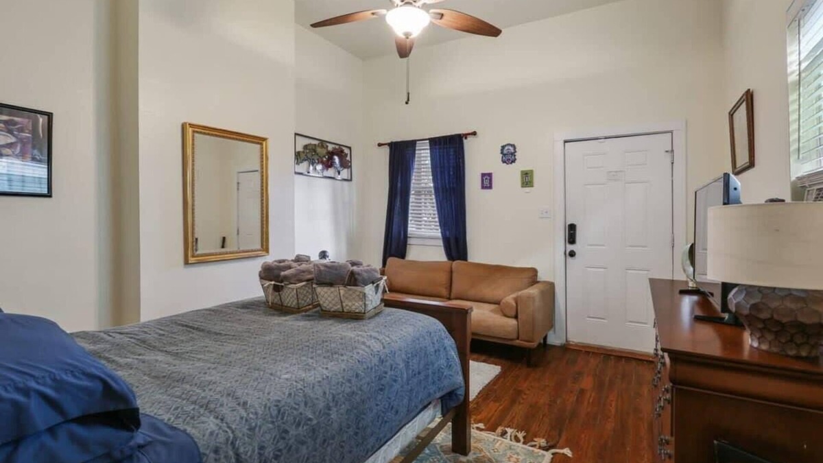 Mid-City House | Cute Studio | Central | 4 Blocks to Streetcar