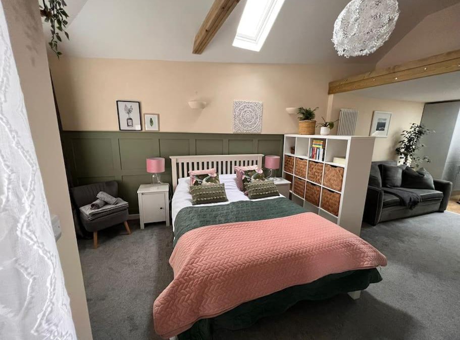 Worthing Apartment | Cute Studio with kitchen, patio and free parking