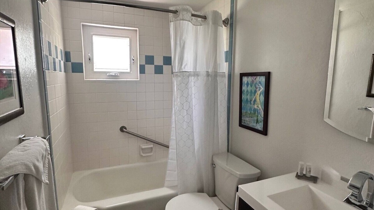 Tyrone House | Cute Totally Remodeled Casita in the Heart of Town