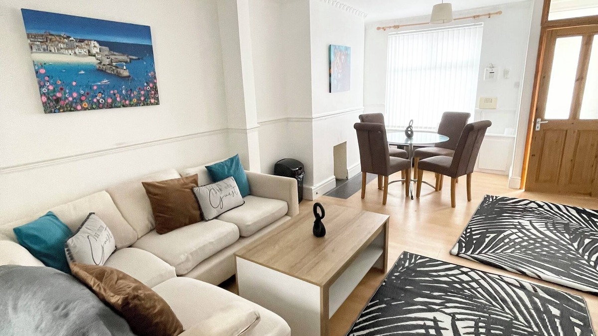Wavertree House | Cute two bedroom house with free street parking & WiFi