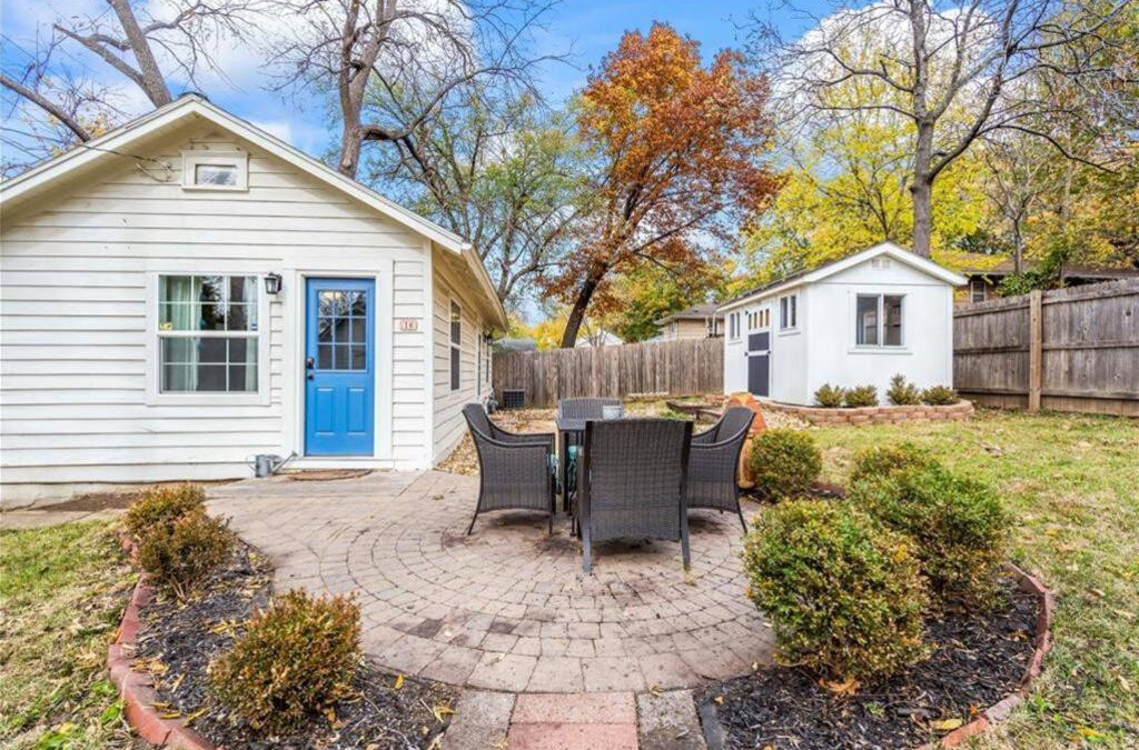 South Kansas City House | Cutest Cottage in the Heart of Waldo!