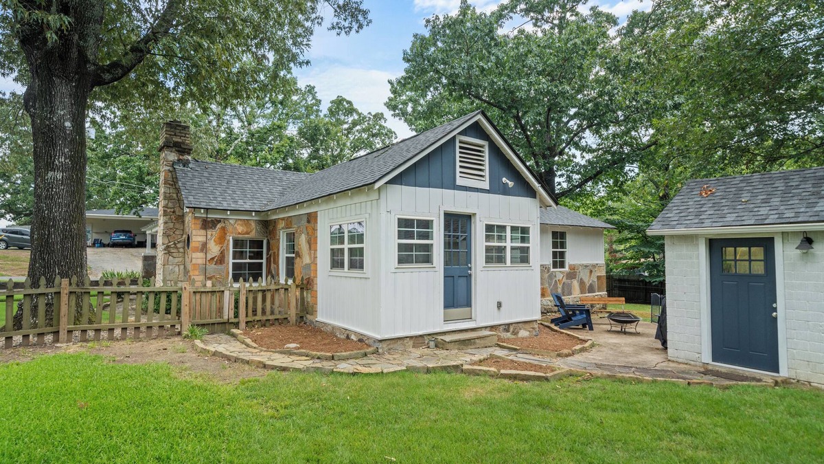 Mid America House | Cutest in Hot Springs "Amazing Place" Fully Restored-"English" Rock Cottage