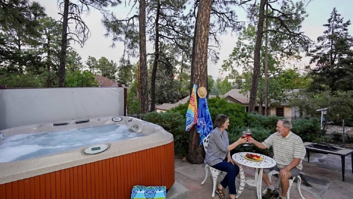 Prescott House | CUTEST PRESCOTT COTTAGE IN THE WOODS+HOT TUB+WALK DOWNTOWN+FULL OF AMENITIES!