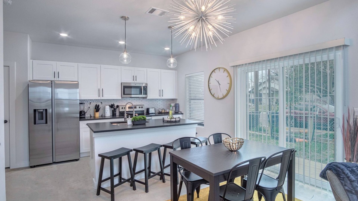 Denver Heights Apartment | Cutting-edge Elegant 3BR 2.5ba Home Near Downtown!