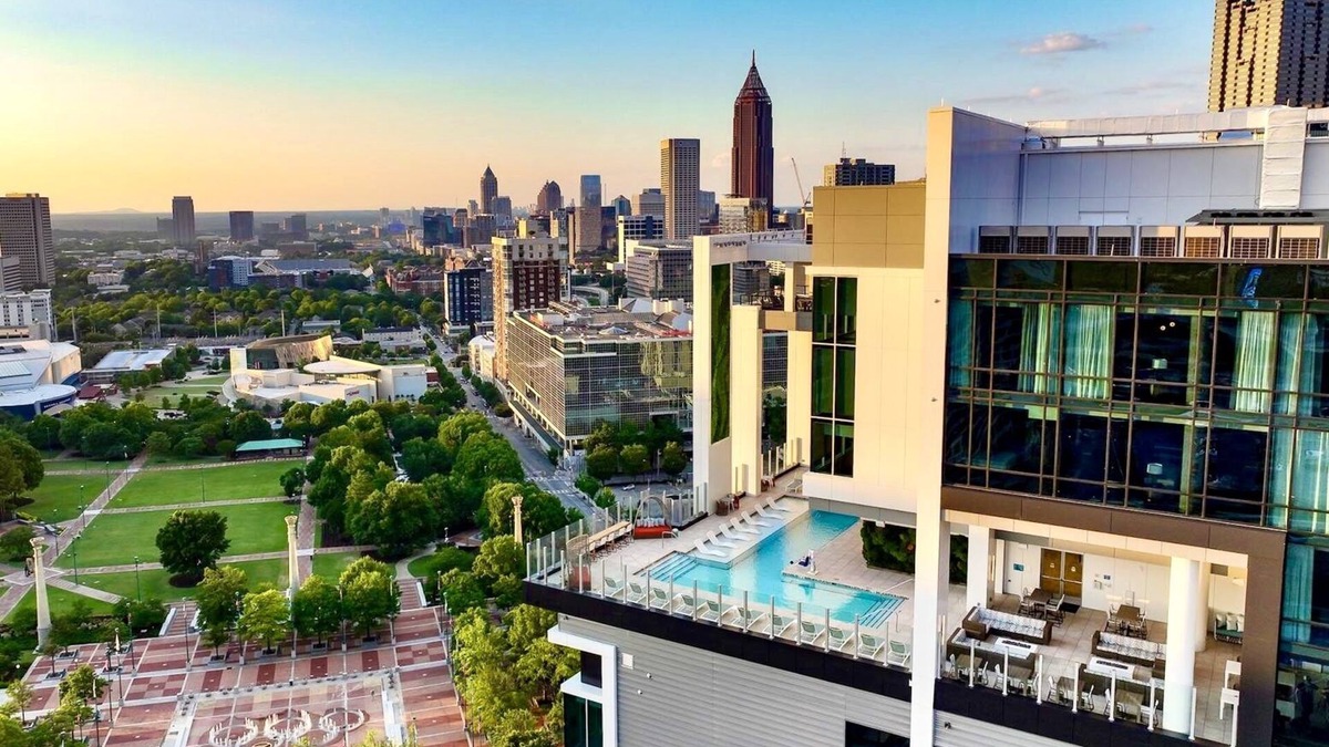 Downtown Atlanta Condo | CW Atlanta - HUGE 2BR PRES. - Rooftop Pool & Bar - Walk to MB Stadium, SF Arena