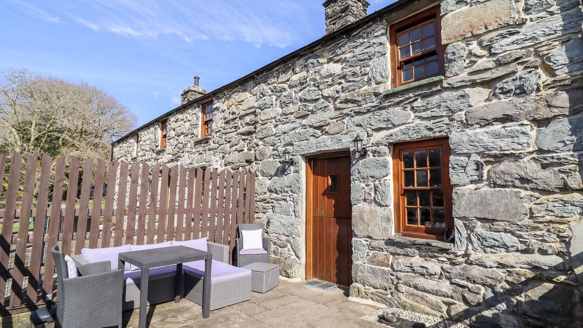 Llanbedr Cottage | CWM YR AFON COTTAGE, pet friendly, with open fire in Llanbedr