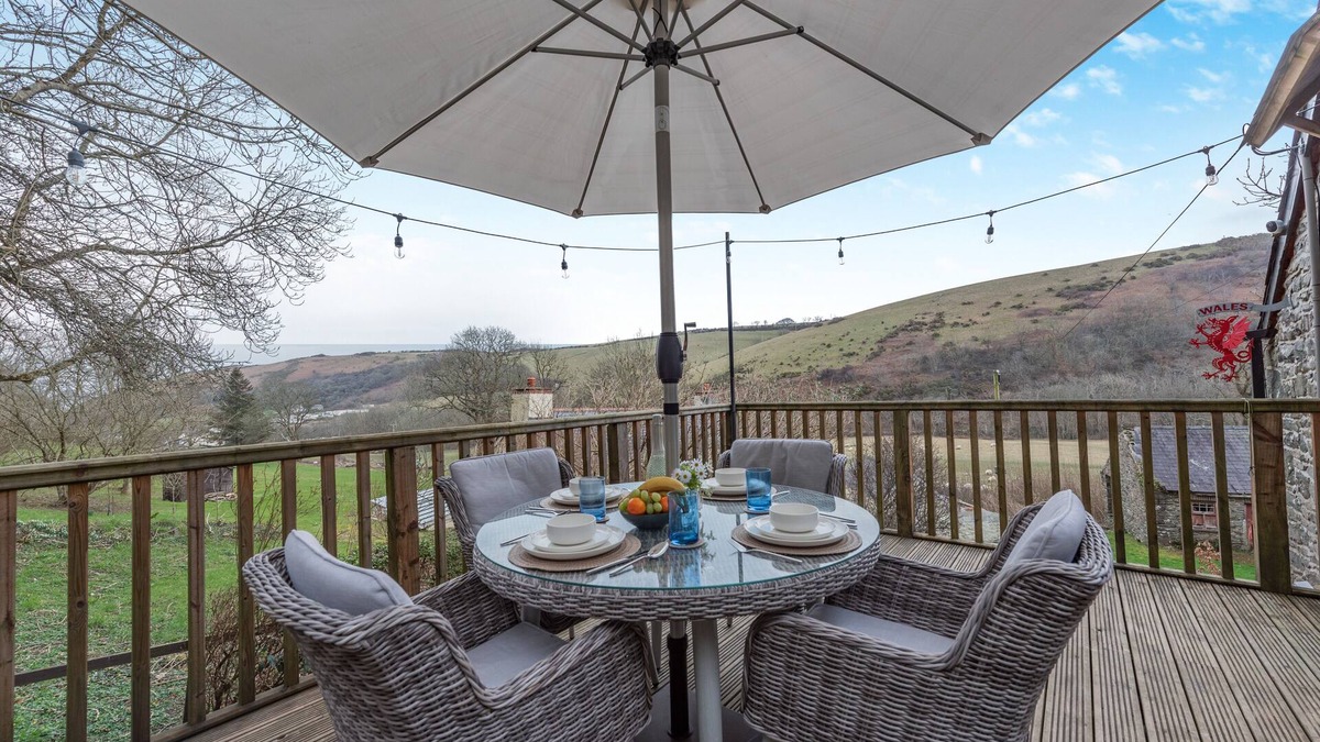 Llandyssiliogogo House | Cwmbach - Two Bedroom House, Sleeps 4