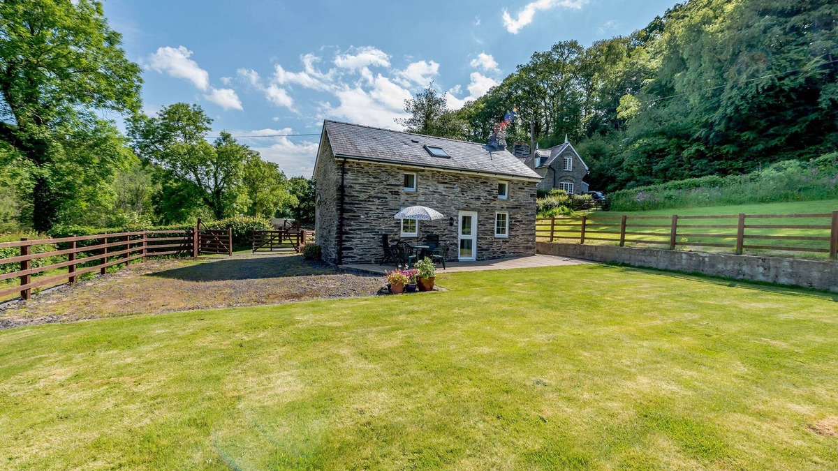 Newcastle Emlyn Cottage | CWMDU COTTAGE, character holiday cottage in Newcastle Emlyn