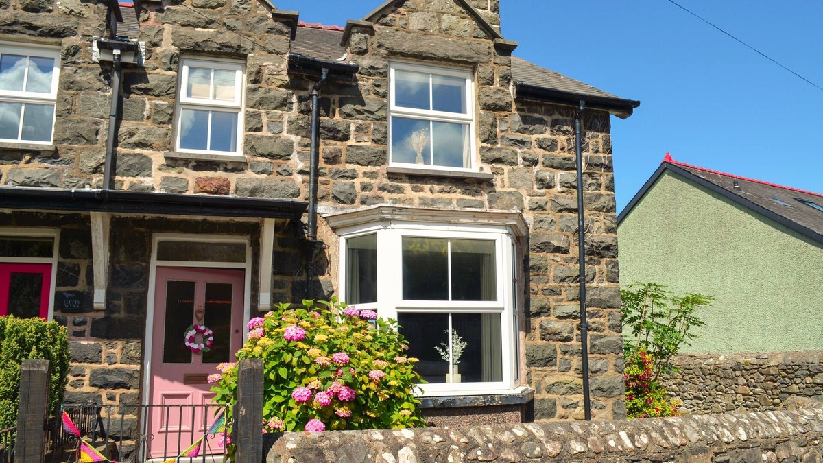 Llwyngwril House | Cwtch Cottage - Three Bedroom House, Sleeps 6