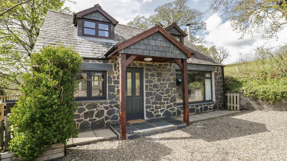 Bala Cottage | CYFFDY COTTAGE - ARAN, pet friendly, with open fire in Parc