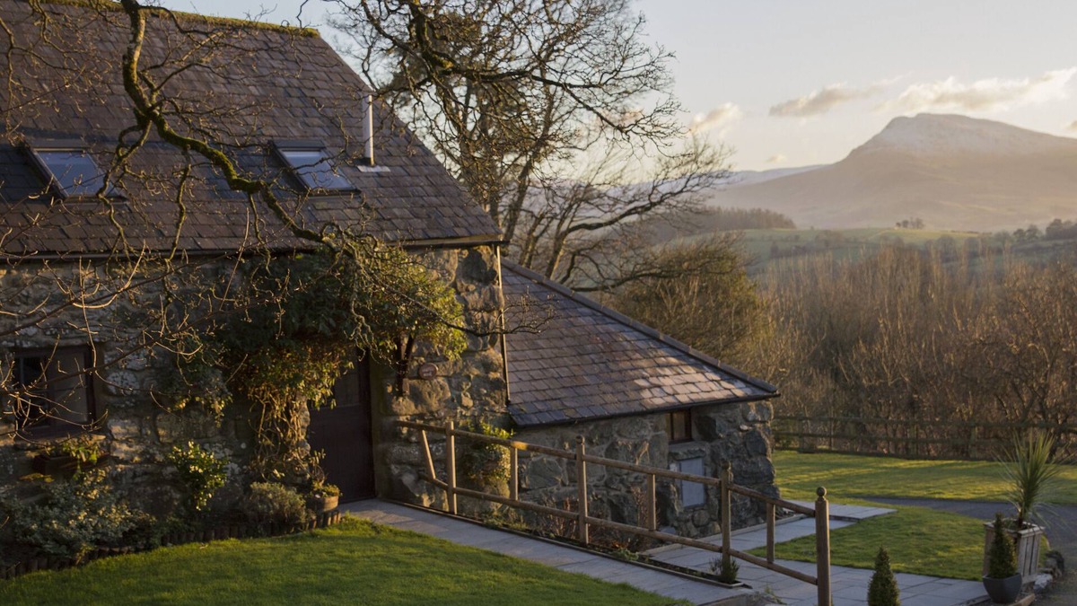 Bala Cottage | CYFFDY COTTAGE - TEGID, pet friendly, with open fire in Parc