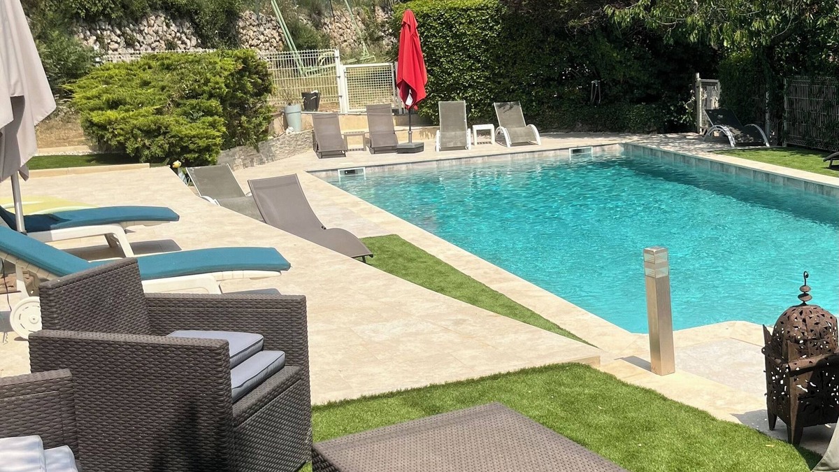 Auriol Cottage | Cyprès du bonheur - In the shade of the cherry tree