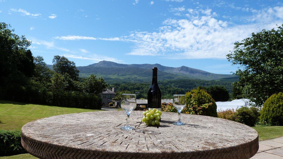 Llanelltyd House | Cysgod y Coed - Three Bedroom House, Sleeps 6