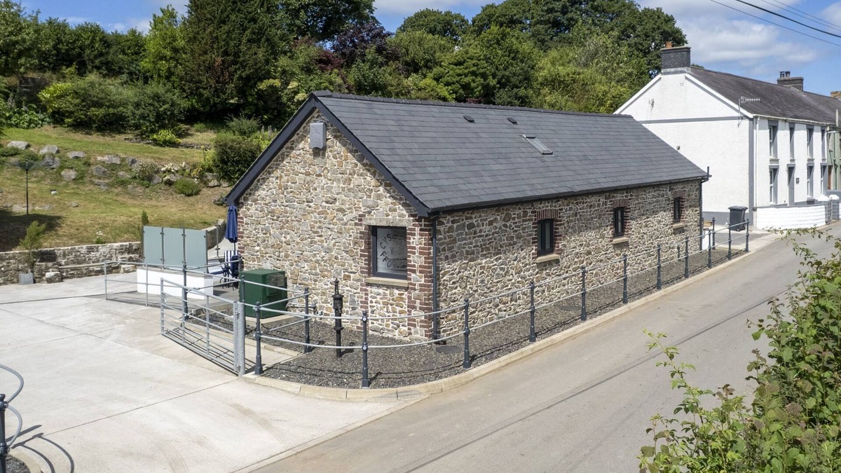 Llangain Cottage | Cysgod Y Ffordd - sleeps 4 guests in 2 bedrooms