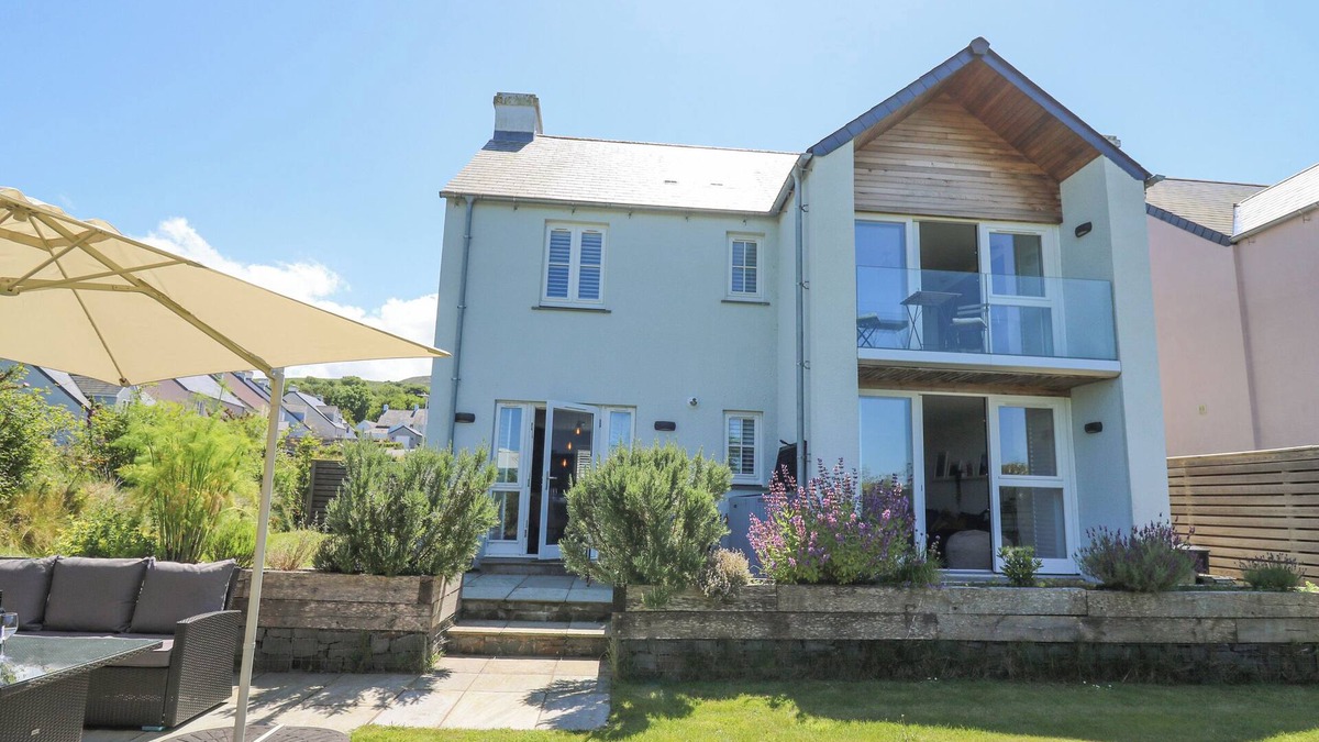 Newport Cottage | CYSGOD Y GARN, family friendly in Newport, Pembrokeshire