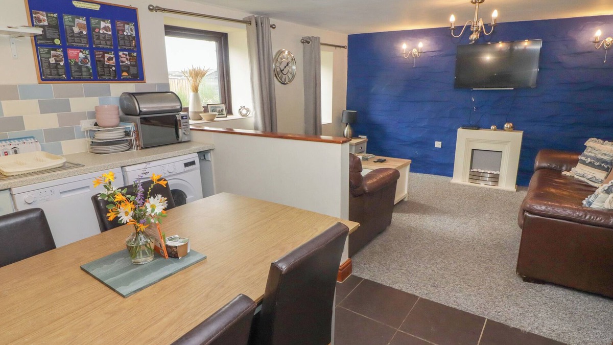 Boncath Cottage | CYSGOD Y LLAN, pet friendly, luxury holiday cottage in Crymych