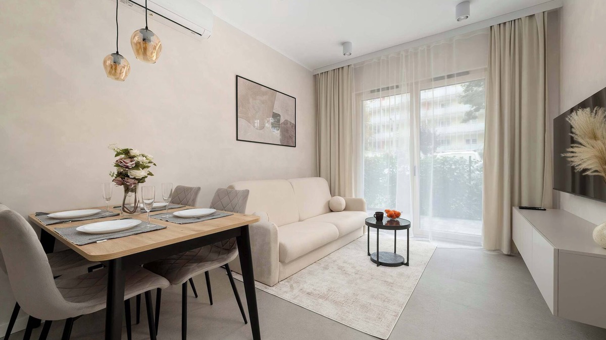 Wroclaw City Center Apartment | Czysta 4 Wrocław | Beige Apartment with Garden, Desk and Air Conditioning