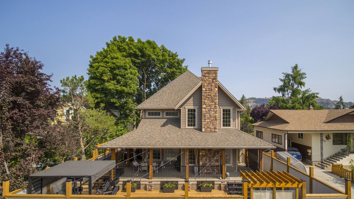 North End House | D'Hub -Located in Kelowna's Vibrant Downton Cultural District- Be in the Action!