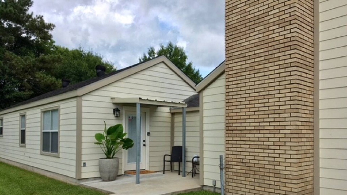 Prien House | D's Cottage South Lake Charles Comfortable and Private