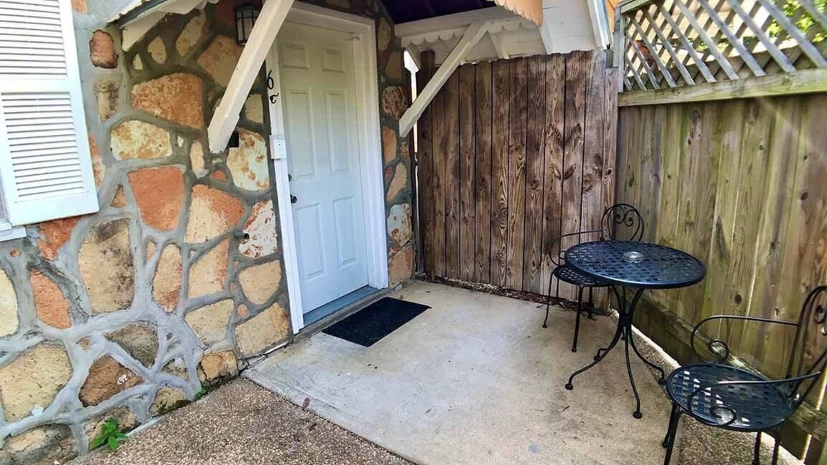 Eureka Springs Apartment | D'vinery Rock Cottage/#6