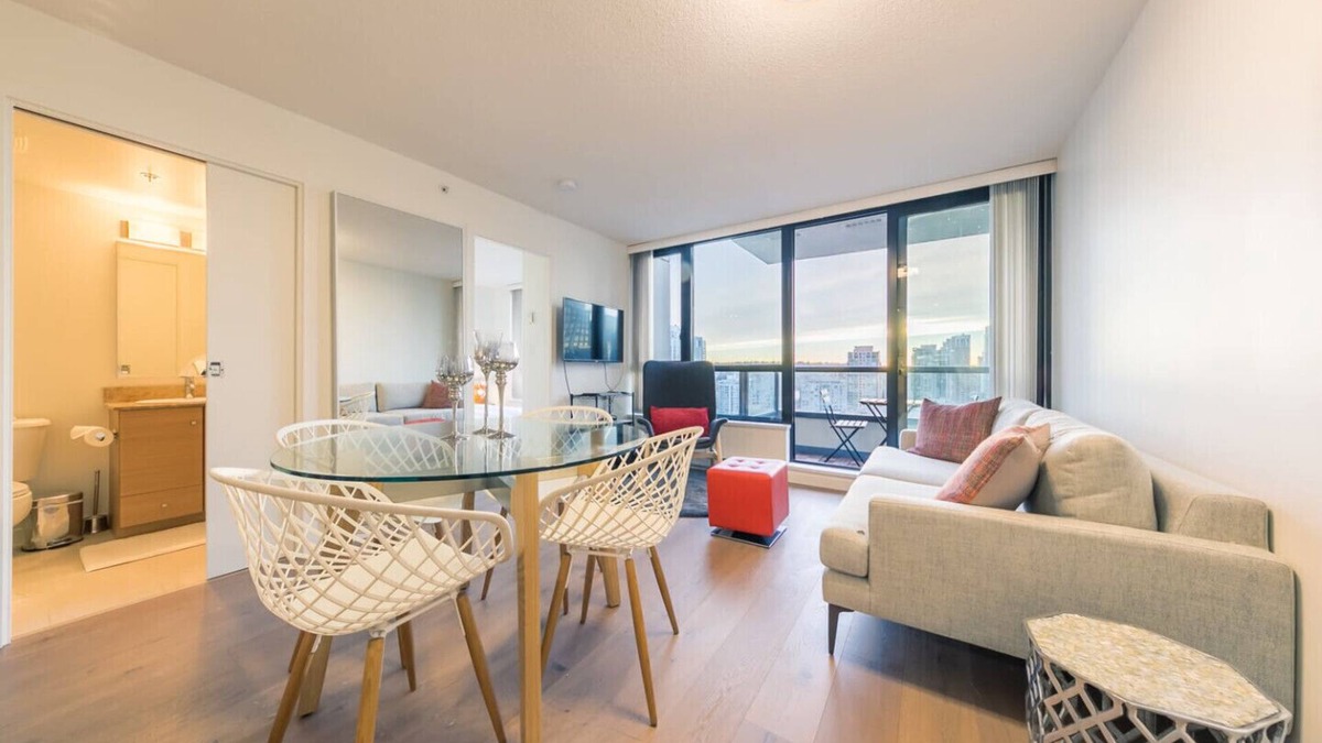 Yaletown Condo | D11 - Tastefully Furnished One Bedroom in Yaletown