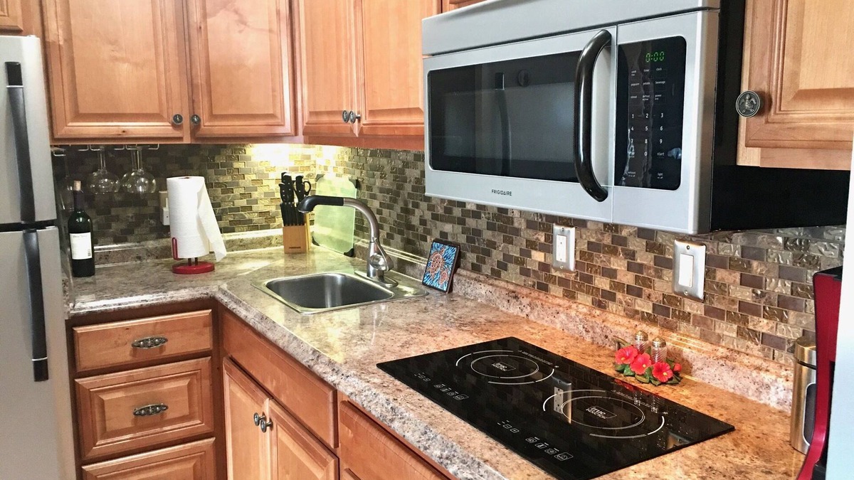 Historic Kailua Village Apartment | Da KONA WEST 305 - listen to the ocean waves crashing ! 30 + days stays